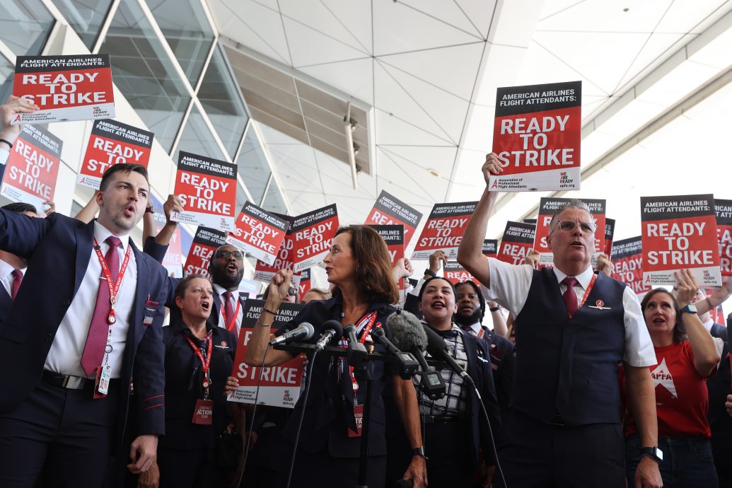 美航空服员争加薪  压倒性同意罢工