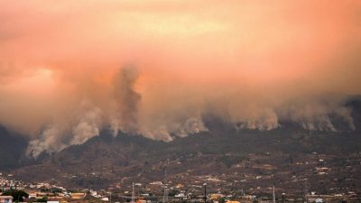 西班牙特内里费岛野火狂烧  数千人撤离