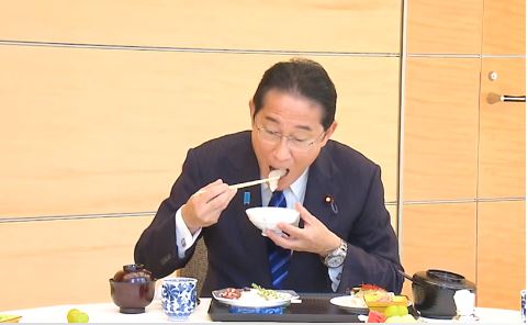 视频| 岸田文雄拍片示范“生吃”福岛水产 　 力证好吃又安全