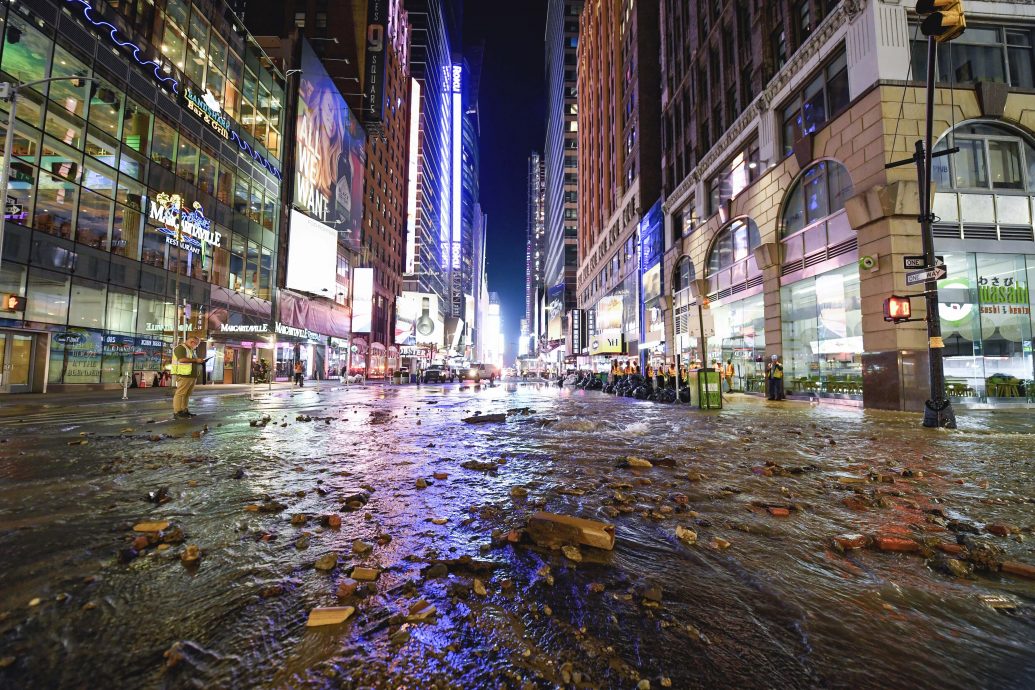 视频| 纽约市区127年老水管爆裂  180万加仑大水灌入   地铁站变大瀑布 