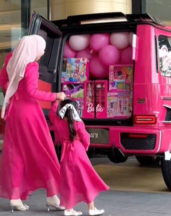 视频|为圆4岁女儿生日梦 父亲把马赛地改成芭比车