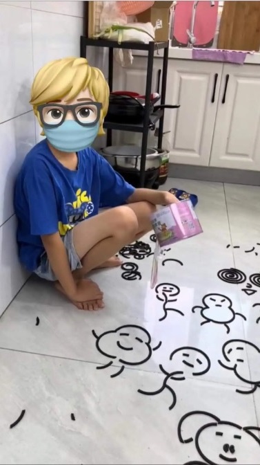 视频|小男孩太有才！ 断蚊香摆出可爱卡通表情包