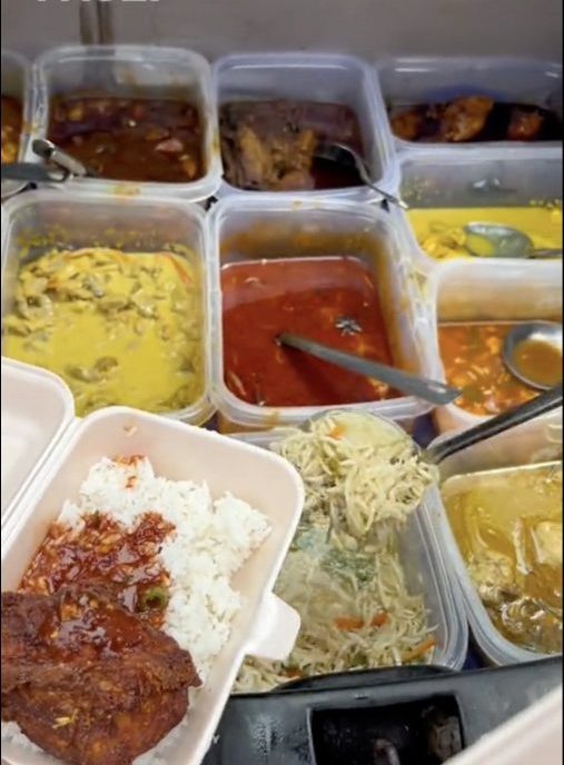 视频|开老爷车摆档25种菜肴任拿 “每份RM5有赚吗？”