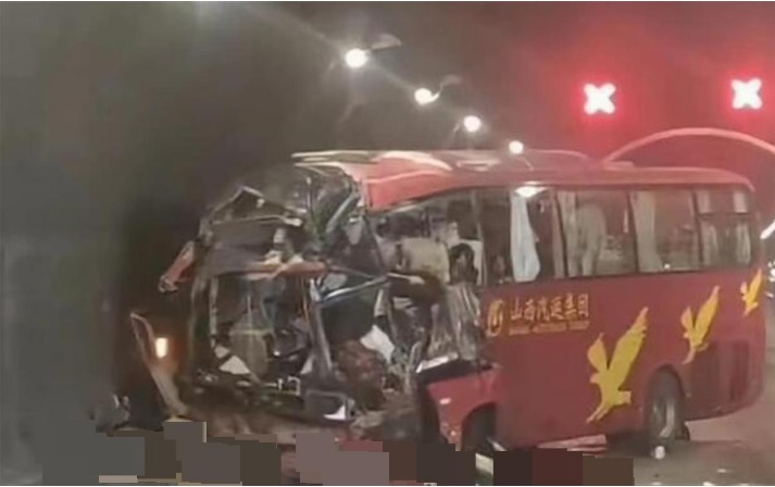 隧道内巴士撞墙 5人遇难多人伤