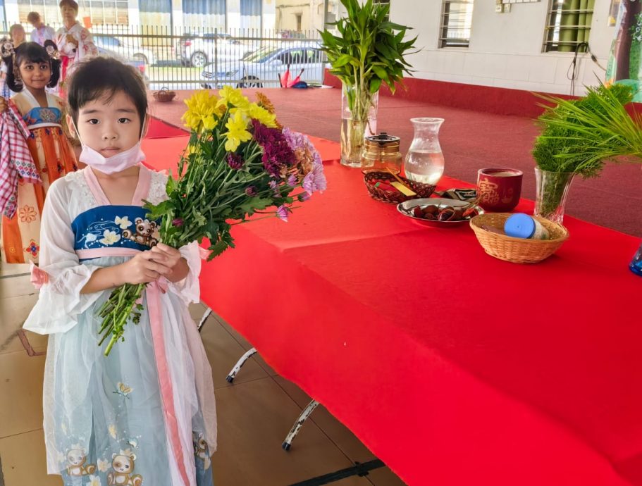 霹：必下／可放一版头／中山幼儿园学生 化身牛郎织女庆七夕