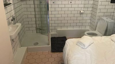马桶就在床头旁 男子租Airbnb根本睡浴室