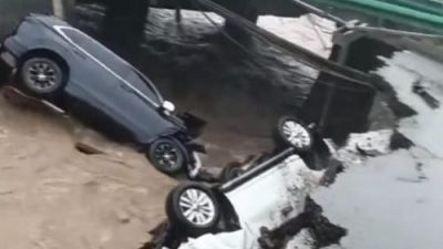 黑龙江高速公路桥梁因大雨坍塌  两汽车被困