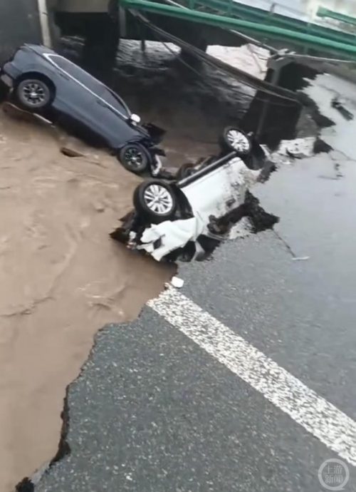  黑龙江高速公路桥梁因大雨坍塌两汽车被困
