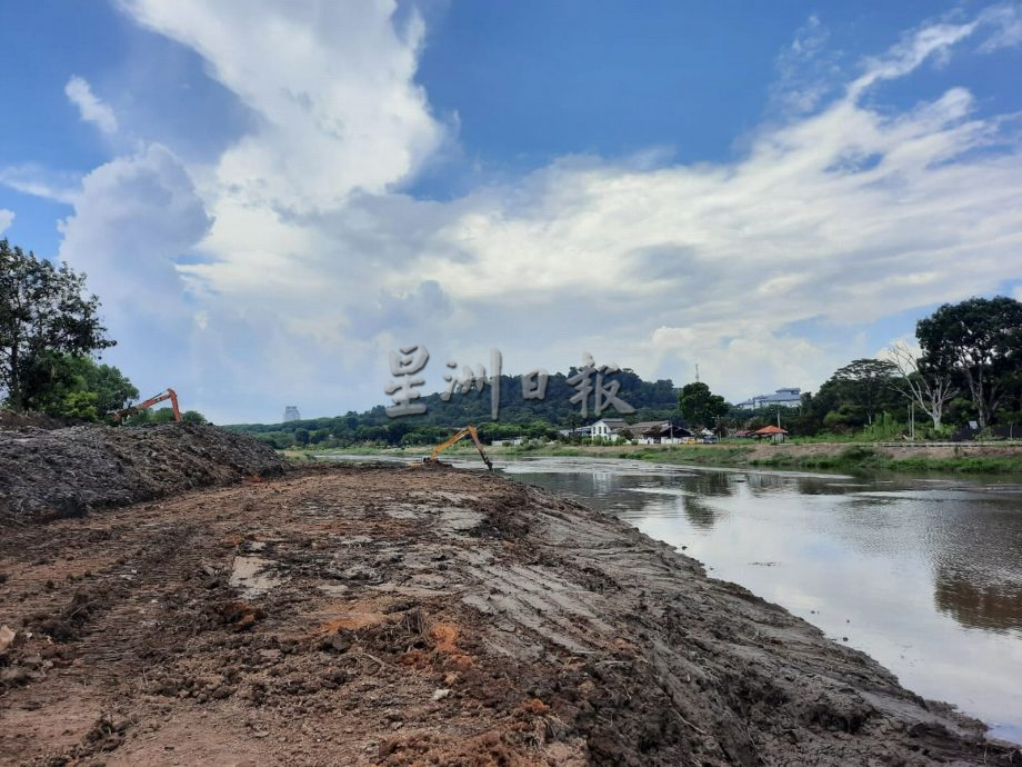 （古城封面主文）为雨季做好准备 双溪布达河挖掘工作已展开