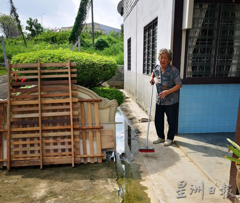 （古城封面主文）工业废水随著沟水流入住家范围 弥漫化学臭味 村民生活受影响