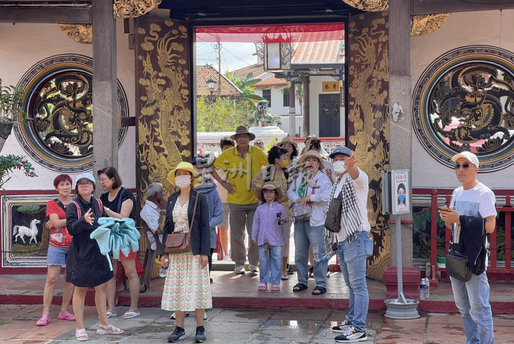 （古城封面主文）老街旅游复苏·台风不影响中国游客访甲