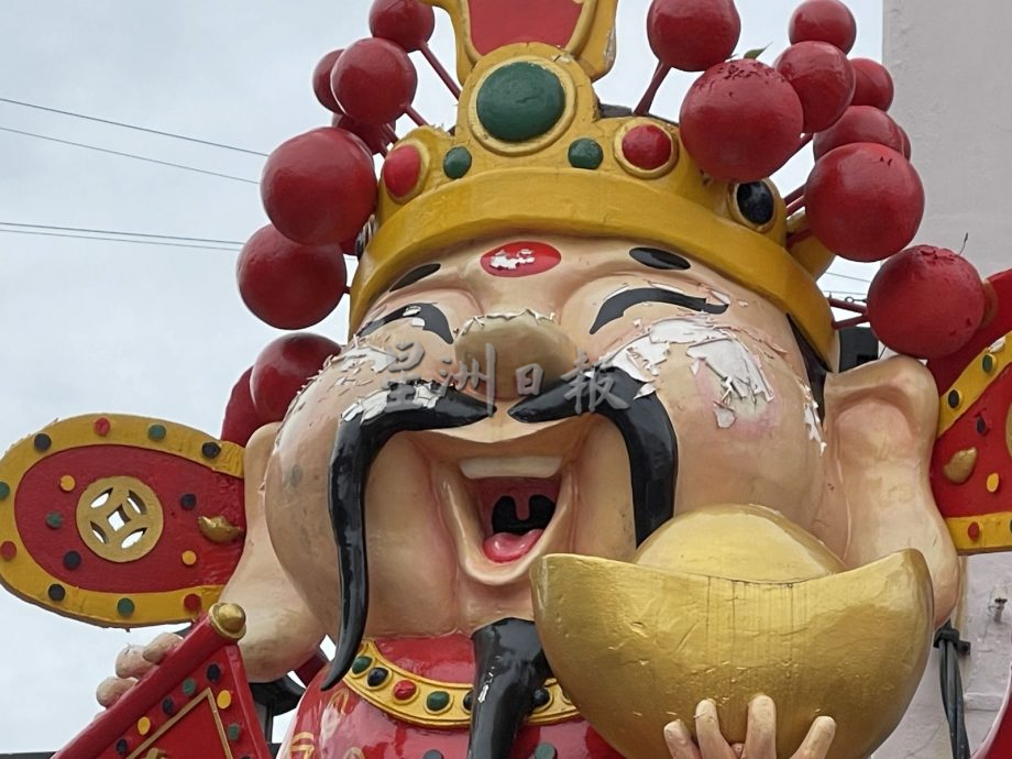 （古城第六版主文）不堪日晒雨淋摧残·鸡场街财神爷也毁容了