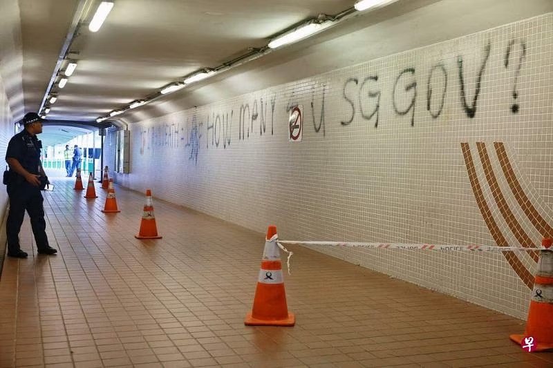 （已签发）柔：狮城二三事：地铁站涂鸦男落网 破坏公物后变装逃