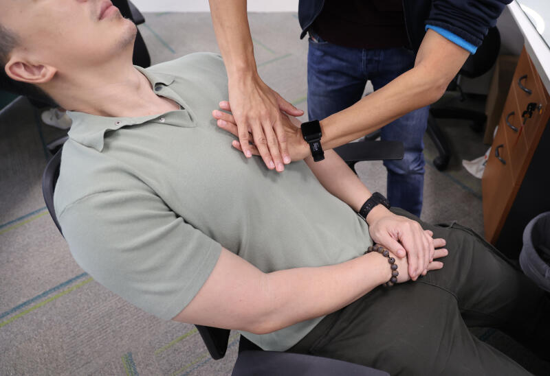 （已签发）柔：狮城二三事：病人坐着医生做CPR 因失责吊牌3个月