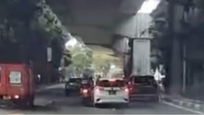 视频｜轿车多次蓄意挤撞摩托车   网民怒斥：是蓄意谋杀！