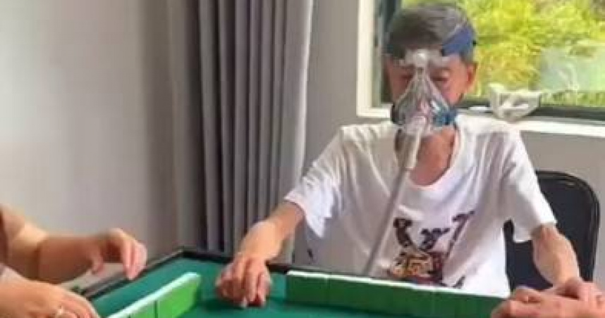 （视频）72岁老人戴氧气面罩打麻将，女儿：父亲开心最重要  