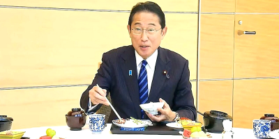 Japan PM eats ‘safe and delicious’ Fukushima fish