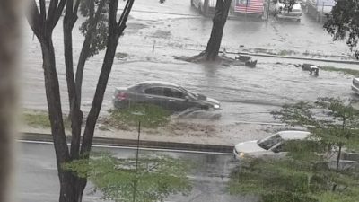 巴生太子园午后下大雨 居民紧急移走轿车