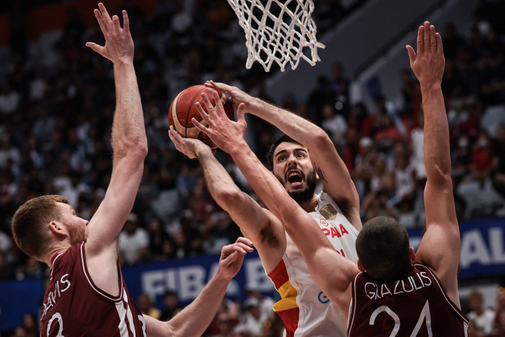 2023年FIBA世界杯男篮赛| 斯洛文尼亚爆冷挫澳洲  美（德）立（斯）闯8强