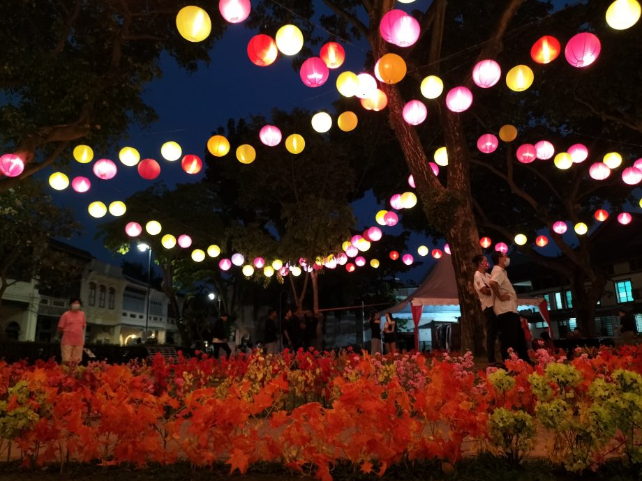 300盏灯笼亮起来 打铜仔街公园中秋气氛浓