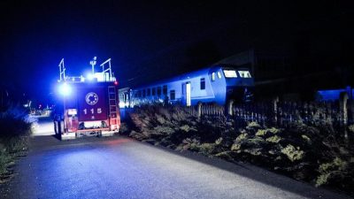 5铁路工人夜间更换轨道 遭火车高速撞死