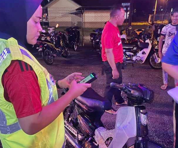 东9：丹州巴西富地警方一项取缔行动中，充公了19辆摩托车。