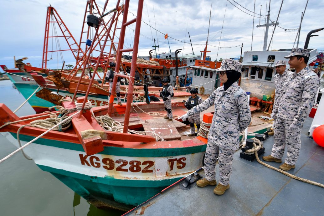 东：丹海事局扣4艘船捕43非法渔民