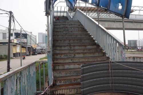 东：丹那布爹路“暗藏危机”的行人天桥开始维修了！