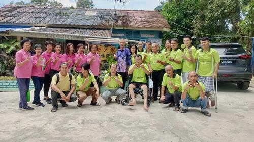 东：关丹海南会馆妇女组拜访关丹觉之家，与愿意协助前囚友及吸毒者改邪归正的群体交流，并献上深深的祝福