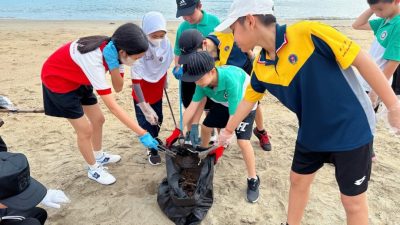 哥市中华小学生服务社区  51学生海滩捡垃圾