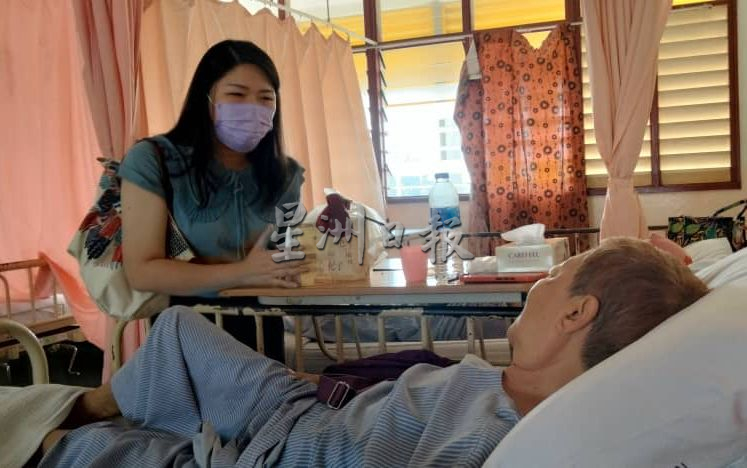 东:唐人街治安亮红灯!华裔老妇取车时,被攫夺匪骑着摩托车从后强力扯断及抢走金项链,老妇重心不稳跌倒,导致盆骨骨折需要开刀动手术。