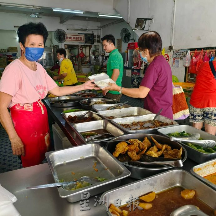 东：怀疑鸡蛋产业链出问题导致供应不稳定，瓜登及文德甲两地闹鸡蛋荒，对民众及熟食小贩造成影响。