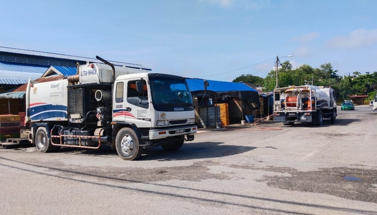 東：文德甲巴剎豬肉檔和雞檔前面外面馬路，千萬再度豪雨引發突發水患