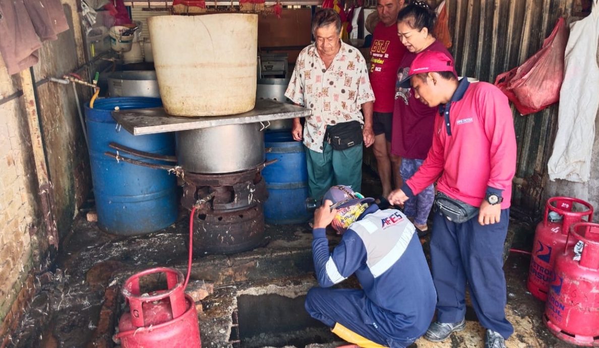 东：文德甲巴刹猪肉档和鸡档前面外面马路，千万再度豪雨引发突发水患