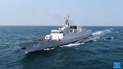 中国海军南海巡航解救2菲渔民     治伤后移交菲方