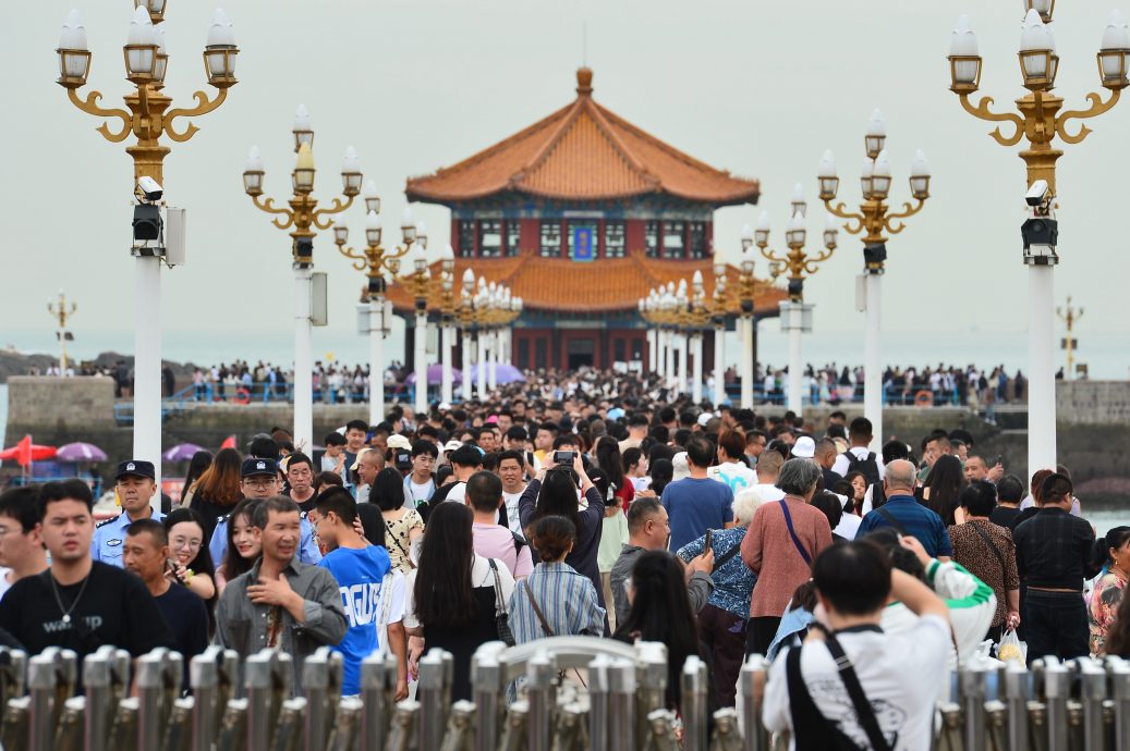 中国连假首日铁路挤爆！发送人次破2000万创历史纪录