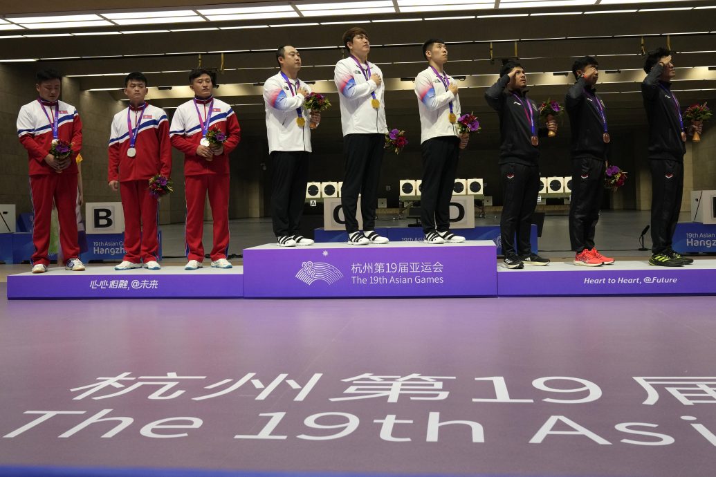 亚运射击赛领奖 朝鲜选手拒望向韩国国旗