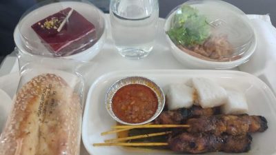 交长搭马航享用沙爹飞机餐  “逐步及短时间内恢复热食供应”