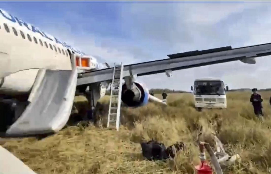 俄罗斯客机疑因技术故障紧急迫降田野　机上165人员安全