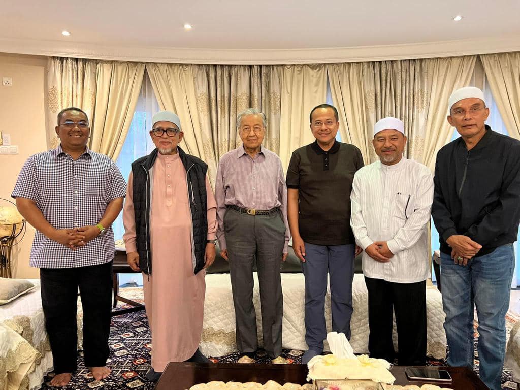 全国：伊斯兰党主席丹斯里哈迪阿旺偕同国盟执政的4州大臣拜访前首相敦马哈迪。