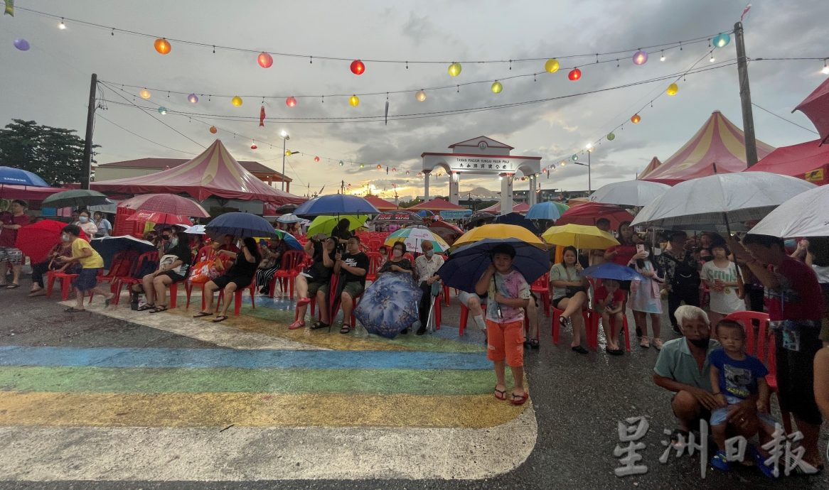 兵如节 | 细雨中无阻热情  民众撑伞欣赏节目