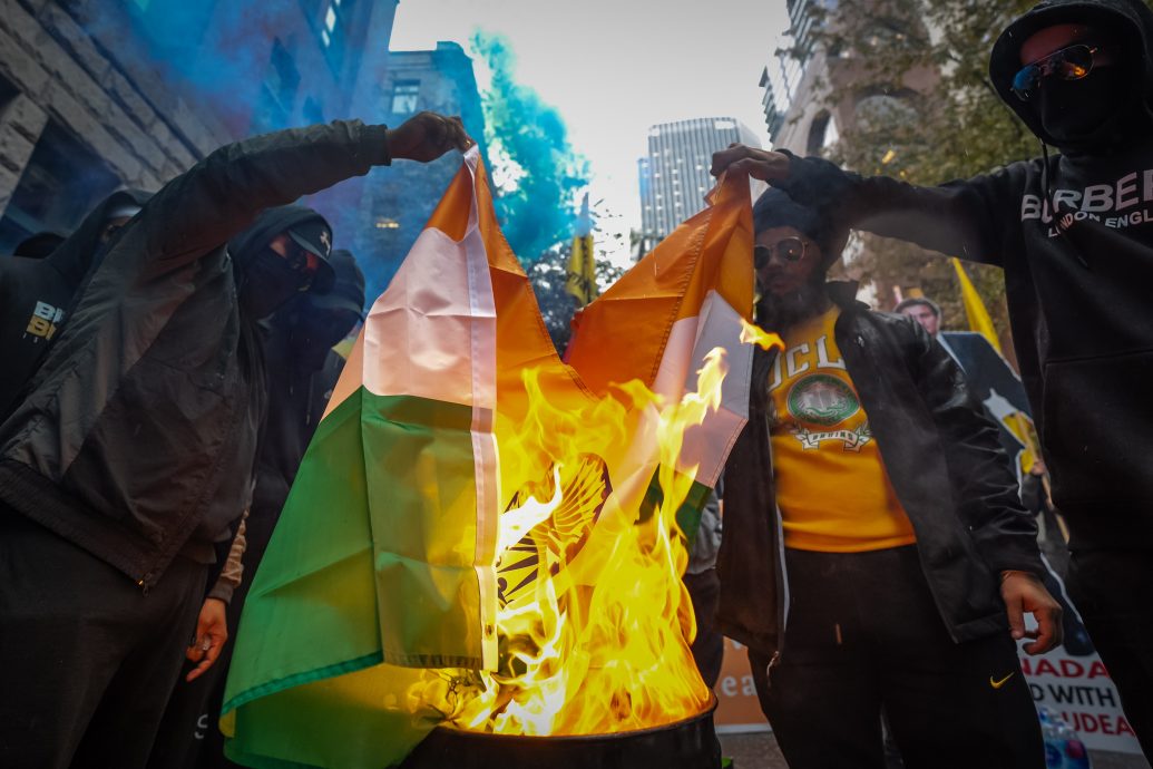 加拿大锡克教徒印度使馆外抗议 践踏莫迪肖像焚烧旗帜