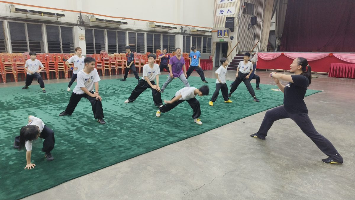 助提升本地精武武术水平  23岁果然来马与本地精武会交流