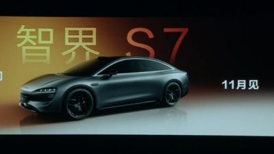 华为发布首款轿车“智界S7” 余承东：超越特斯拉Model S