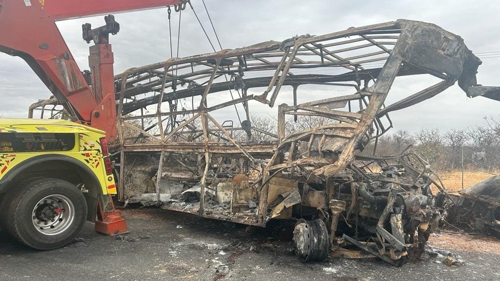 南非巴士与货车相撞起火　最少22死