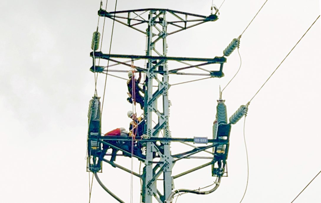 台电外包人员疑遭电击挂8公尺高电塔 送医不治