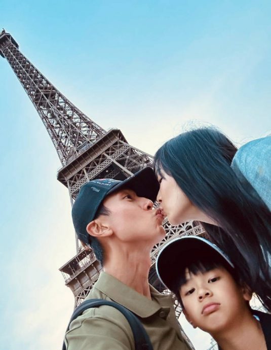 吴尊夫妻巴黎铁塔下亲吻　儿子眼神死表情成亮点