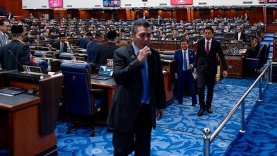 土团党YB被指国会吸电子烟 报警促对付首相摄影师