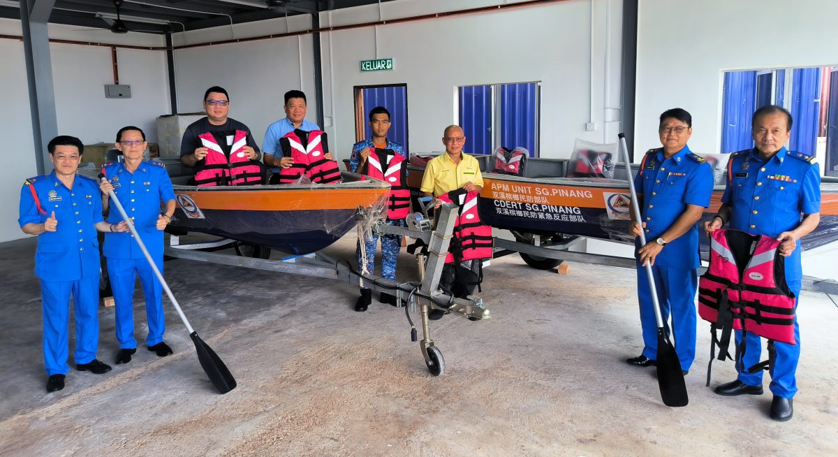 雪双溪槟榔部队获赠2辆救生艇和1辆救护车