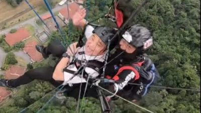 新官上任访乌雪旅游景点   黄瑞林体验高空滑翔伞